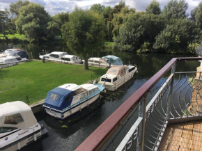 Waterfront House In The Heart Of St Neots